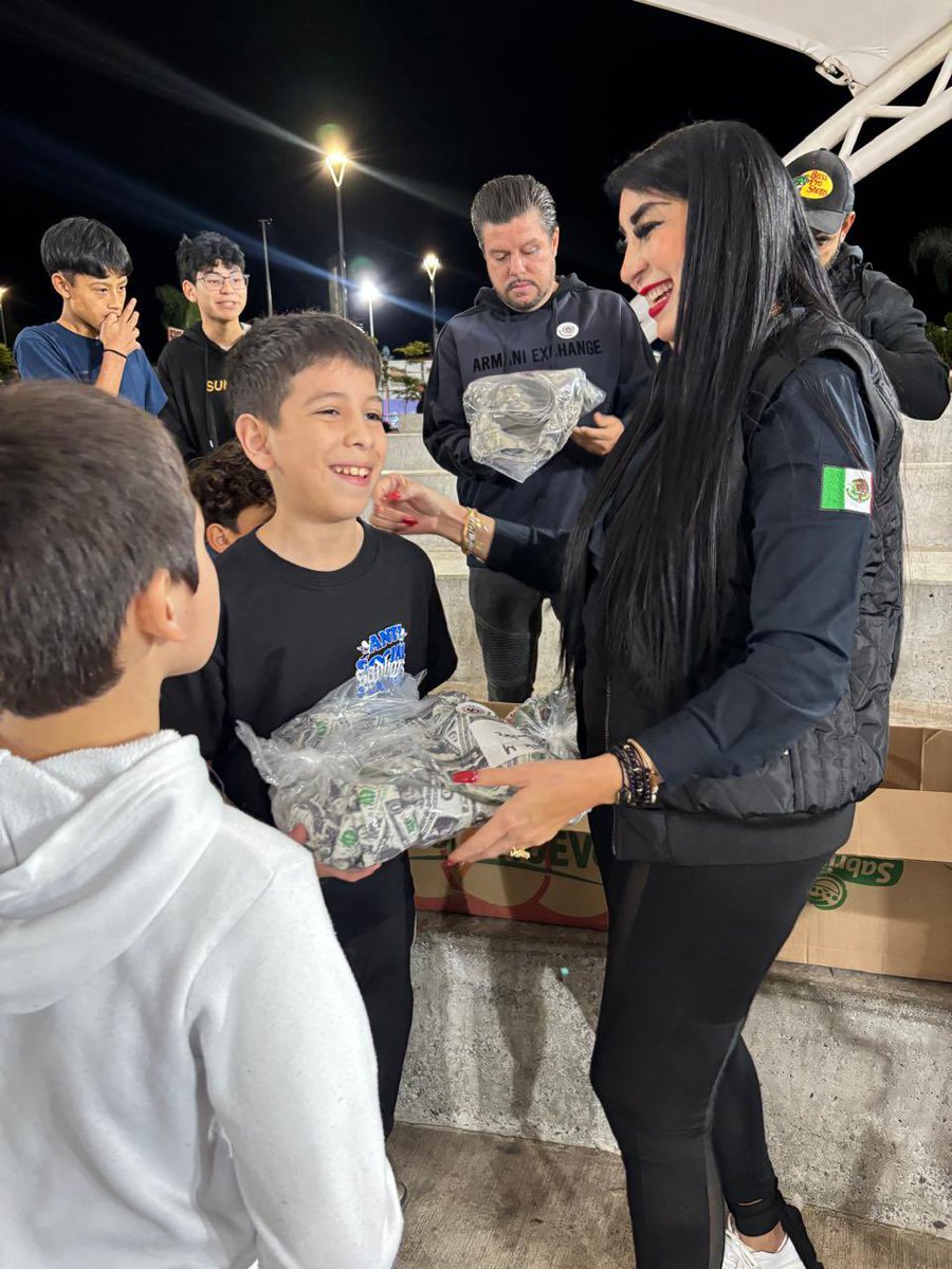 ruta5oficial's tweet photo. Nuestra querida Dra. Maryruz Rodríguez, Secretaria Nacional de Movimiento Feminista, continúa #AbrigandoConElCorazón, en el estado de #Jalisco, regalando sonrisas, suéteres y ropita para el frío a quienes más lo necesitan, junto a las y los pares #Ruta5Jalisco. ❄️💜 https://t.co/0M6Hbty7Q6