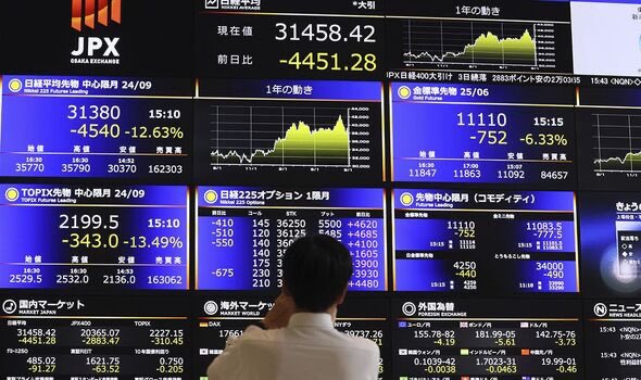CryptoAici's tweet photo. 🇯🇵 BREAKING: Japonia ar putea interveni din nou ca să susțină yenul

Piețele sunt în alertă după ce premierul Takaichi a avertizat asupra mișcărilor „anormale” ale yenului.

De ce contează:
-USD/JPY se apropie de 160, un nivel pe care Japonia l-a apărat agresiv în 2023–2024, cheltuind peste ¥9 trilioane.
-Apar semnale că NY Fed a făcut „rate checks” — de obicei un indiciu că se pregătește o intervenție (cumpărare de yen).
-După acest semnal, yenul s-a întărit rapid: USD/JPY a coborât de la 158.5 → 155.7 în doar câteva ore.
-Cu short-urile pe yen la maxime de ultimul deceniu și alegeri în apropiere, Japonia pare gata să intervină din nou dacă moneda se slăbește prea mult.

Impact pe piețe (pe scurt):
Intervenția ar putea declanșa o închidere forțată a pozițiilor short, ceea ce aduce mișcări violente pe FX și poate pune presiune pe risk assets (acțiuni/crypto) prin „unwind” al carry trade-ului.

🔔 Urmărește @cryptoaici pentru interpretări simple și clare fără zgomot, fără panică.