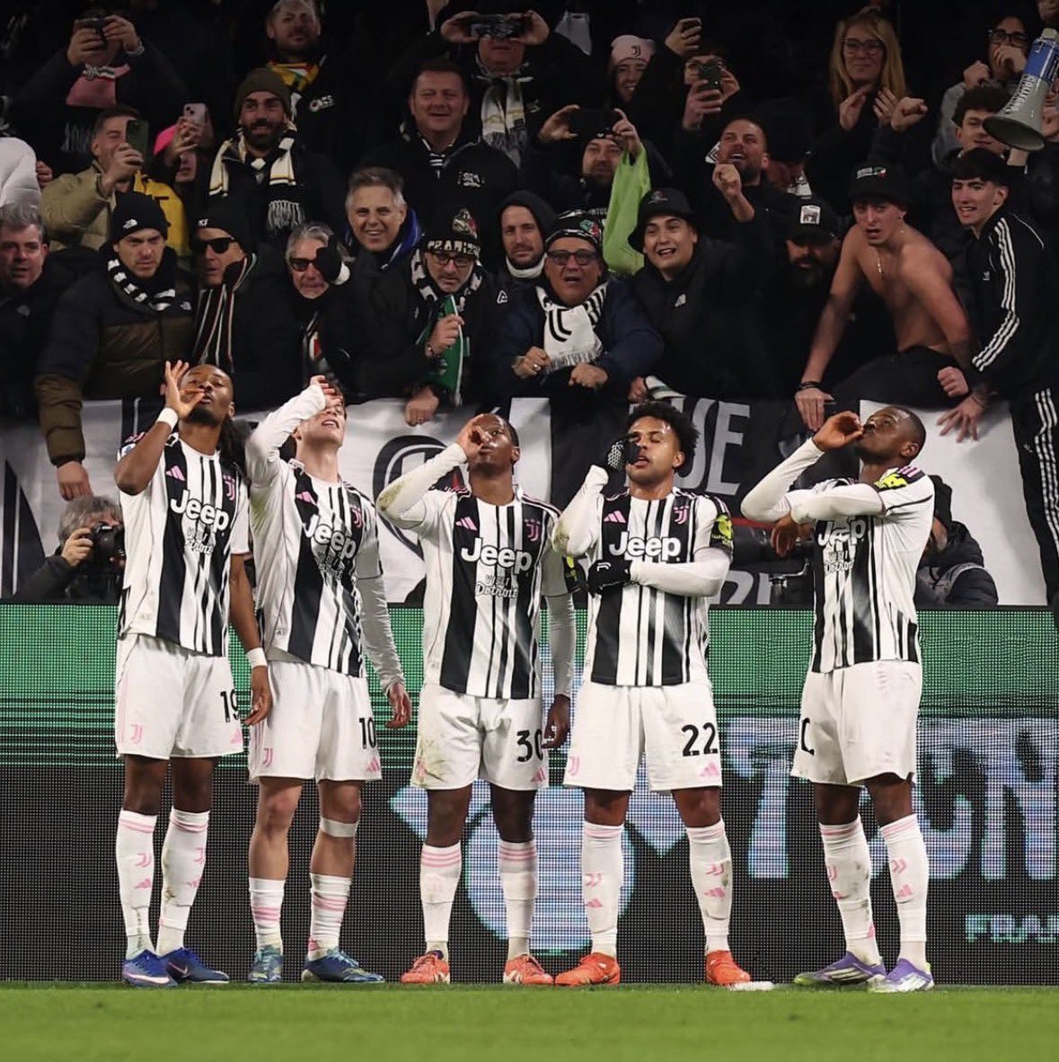 أكثر من لاعب في يوفنتوس بعد هزيمة نابولي ، وفي ظل الفترة الجيدة التي يعيشها الفريق اتفقوا على وصف واحد للفترة مع سباليتي :

- لدينا هوية واضحة

- نشعر أننا فريق