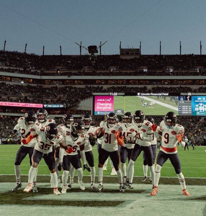 thechicagosares's tweet photo. Sundays without #Bears football sucks https://t.co/aC0d51OjQ7