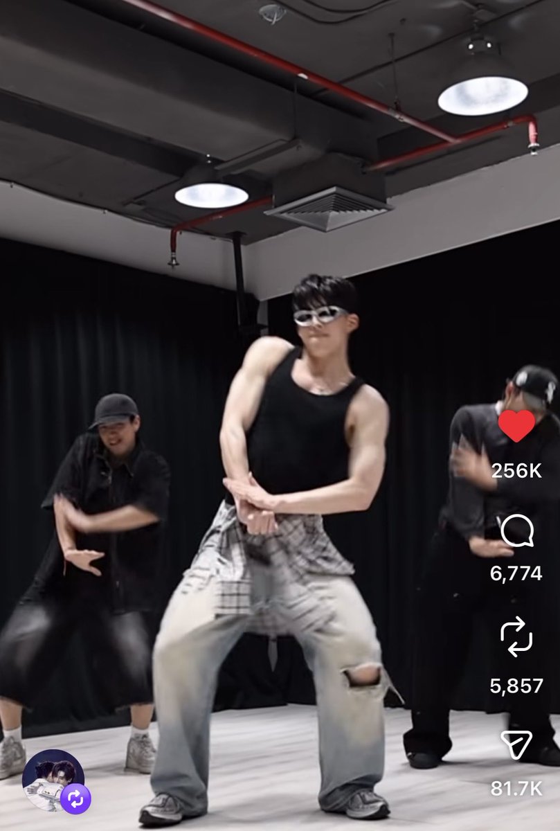 novemberprivacy's tweet image. เมะชอบเต้น เคะชอบยกเวท 555555555