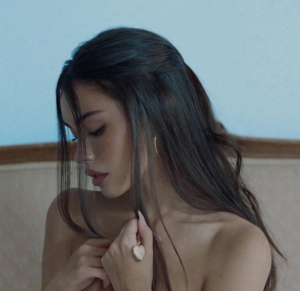 ‘locket’ by Madison Beer officially debuts at #10 on the Billboard 200 chart. 

It’s her first ever top 10 album, becoming her biggest debut of her career.