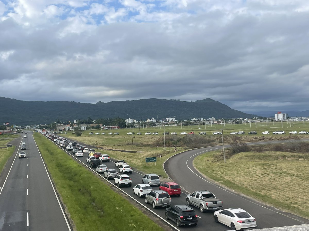 guimilman's tweet photo. 17h08: Quem sai de Tramandaí pela 030 perde mais de 30 minutos até o viaduto da estrada do mar, que também tranca nesse trecho. Depois tem mais tranqueira até chegar na freeway https://t.co/qZm1RxlQYG