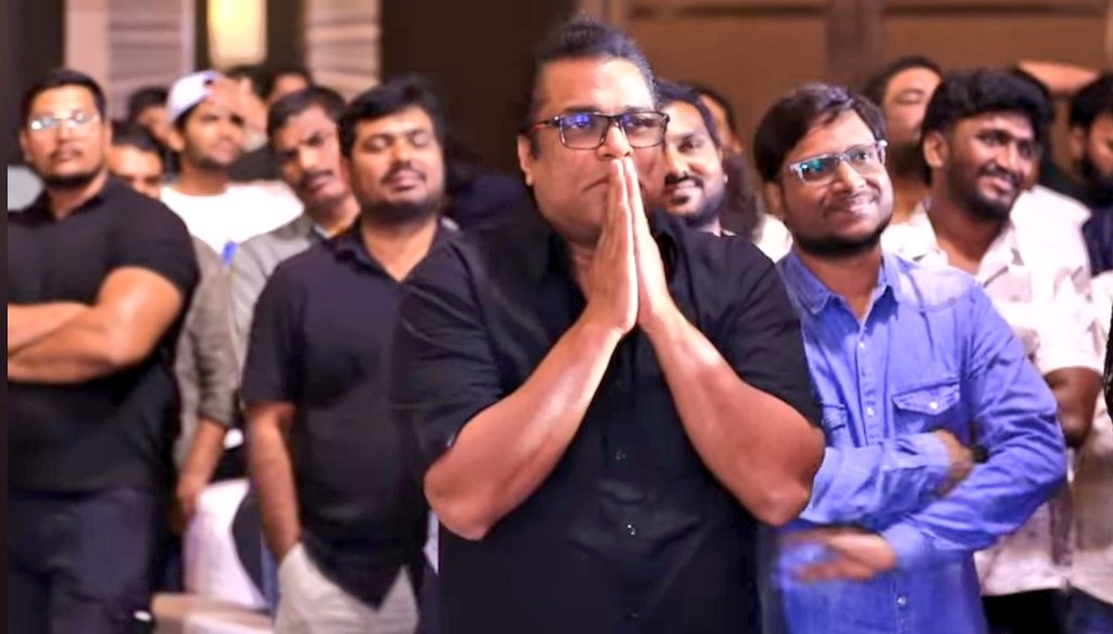 Muralistweetz3's tweet photo. The eyes of #HarshaVardhan says a lot, how an artist feels when his work is being acknowledged by an actor like #MegastarChiranjeevi Garu🙏🥹

#ManaShankaraVaraPrasadGaru https://t.co/xrVTgzwiOA