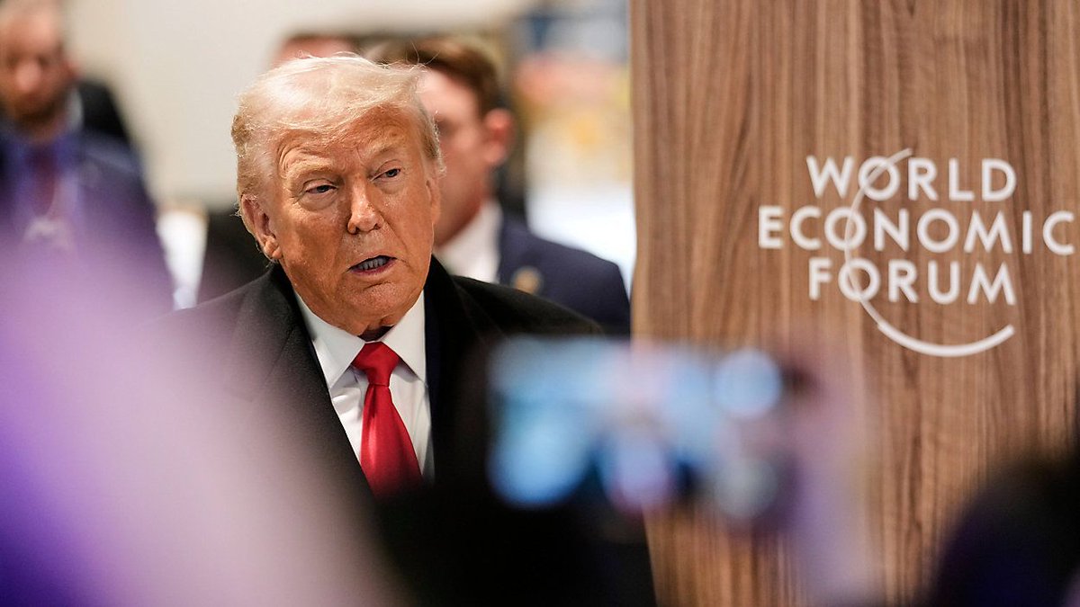 CelisAguirre's tweet image. Donald Trump buscó en Davos reafirmar el dominio mundial de Estados Unidos, impulsar la apropiación de Groenlandia y mostrar poder, pese al avance de un mundo multipolar.

Artículo completo en: acortar.link/XQrkS1
