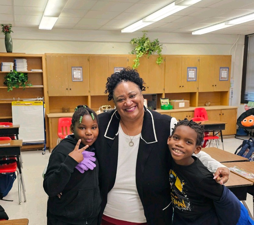 cochran_school's tweet photo. โBecause the hugs deserved receipts ๐ซถ๐ฝ๐ #NationalHuggingDay #ShelfieQueen #CochranColts" https://t.co/4Mcavxi4XC