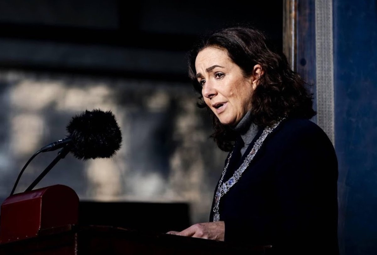 Kan iemand mij uitleggen waarom #FemkeHalsema was uitgenodigd om te spreken bij de holocaust herdenking? Als er één burgemeester is die Jodenhaat en antisemitisme heeft gefaciliteerd is zij het wel. Dat behoort consequenties te hebben, toch?