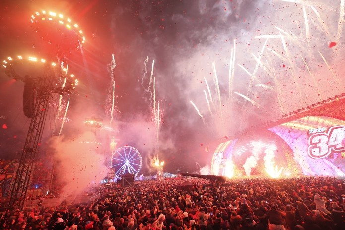 No i jak tam uśmiechnięte robaczki🧐Dzisiaj zwierzęta w całej Polsce świętują razem z Jurasem? Nie wspominając o Ukraińcach nadal przechodzących traumę wojenną!!!!