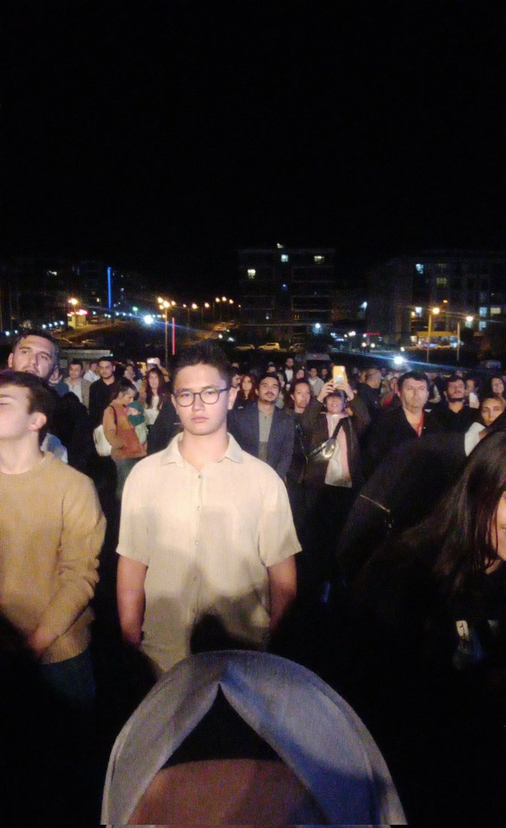 gzlderyaaa's tweet photo. 2022 25 Eylül silivri Müjdat gürsu stadının yanında göksel konserinde birini çekmişim yanlışlıkla baya poz da vermiş abi bulun SJKSHSLSJDLSJD https://t.co/CM9UzjAlIV