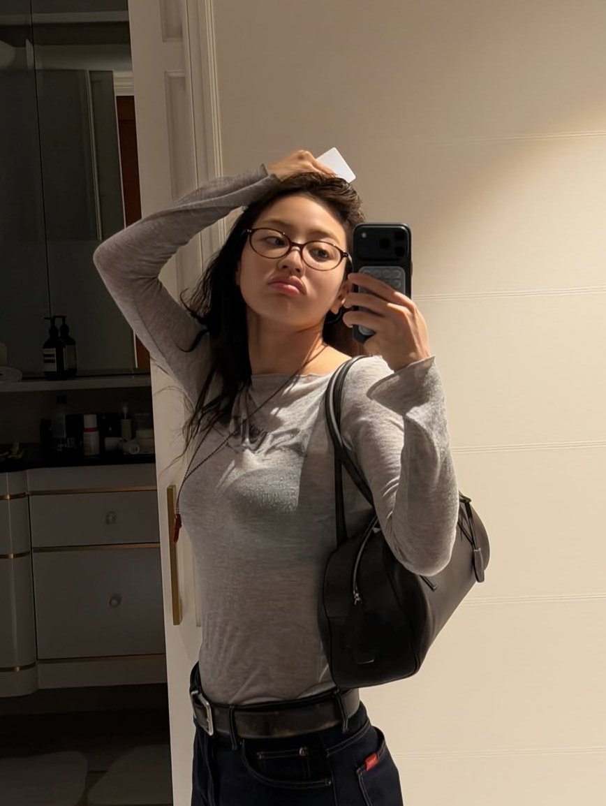zyopjm's tweet photo. i'm gonna sound crazy again, but bruh jihyo literally birthed yunjin... https://t.co/LJpmRbK6I1