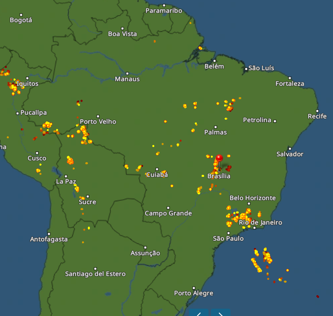Descargas atmosféricas na hora do ato do Nikolas, isso está no Radar do Clima, informação acessível. Quem se diz tão preocupado com a vida alheia, não coloca gente em risco numa situação dessa. E gente de bom senso não vai num troço desse pra se colocar em risco por político.