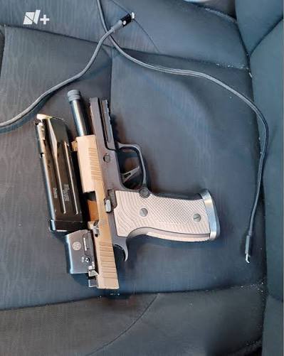 AVillarta's tweet photo. @el_pais Y portaba una pistola 9 mm , con dos cargadores … https://t.co/HR3mtvDXTB