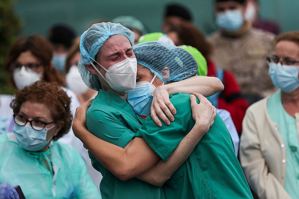 En México murieron 4853 personas del sector salud, entre doctores, enfermeras y enfermeros. Por falta de equipo de seguridad,insumos, vacunas etc.
Todo por el criminal manejo de la pandemia (cifras del gobierno de México) Pero a los imbéciles les duele más un enfermero en USA