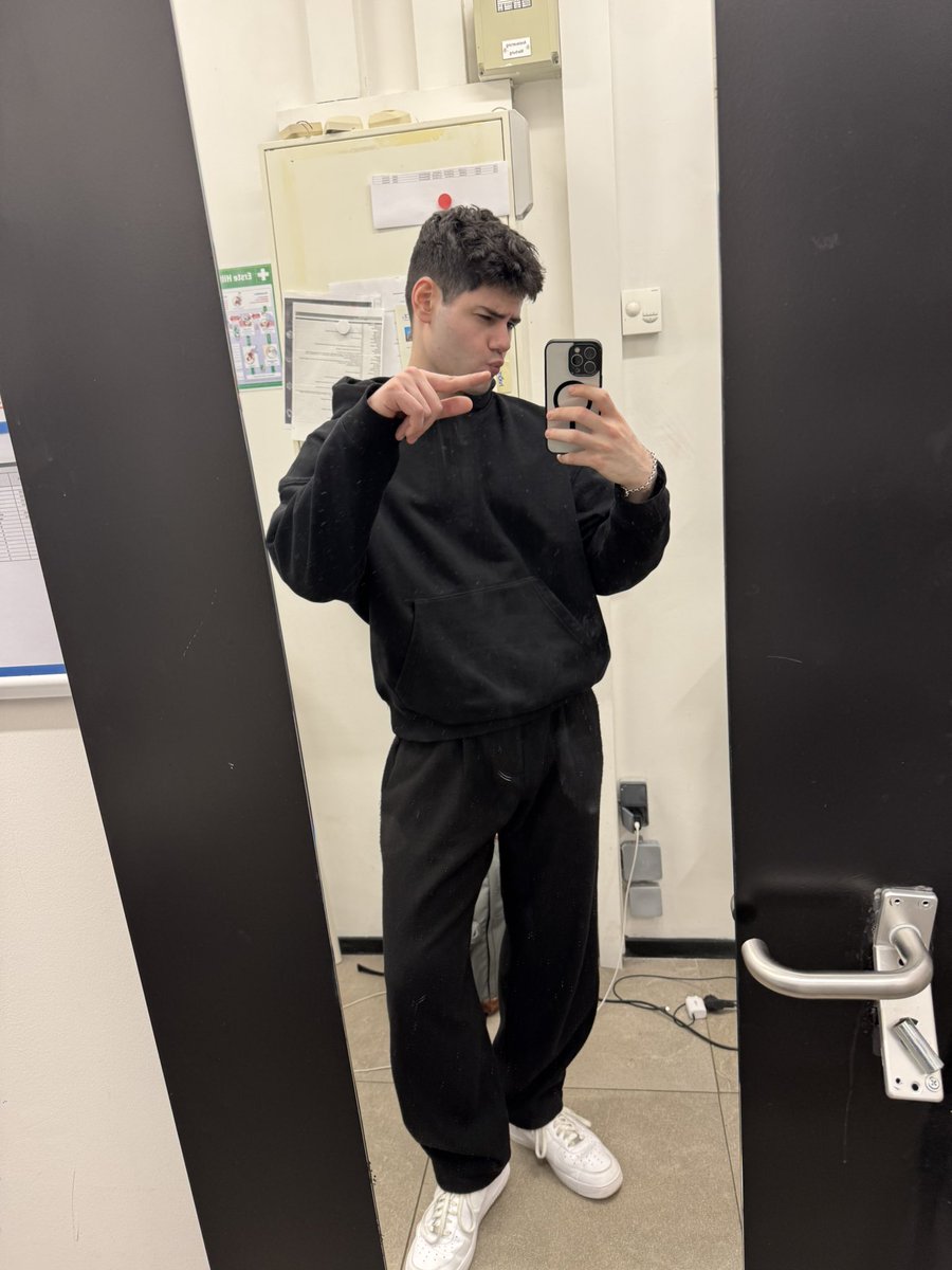 Die Toilettentür auf unserer Arbeit musste aufgebrochen werden. Jetzt muss ich meine Mirror Selfies in der kaputten Tür machen.