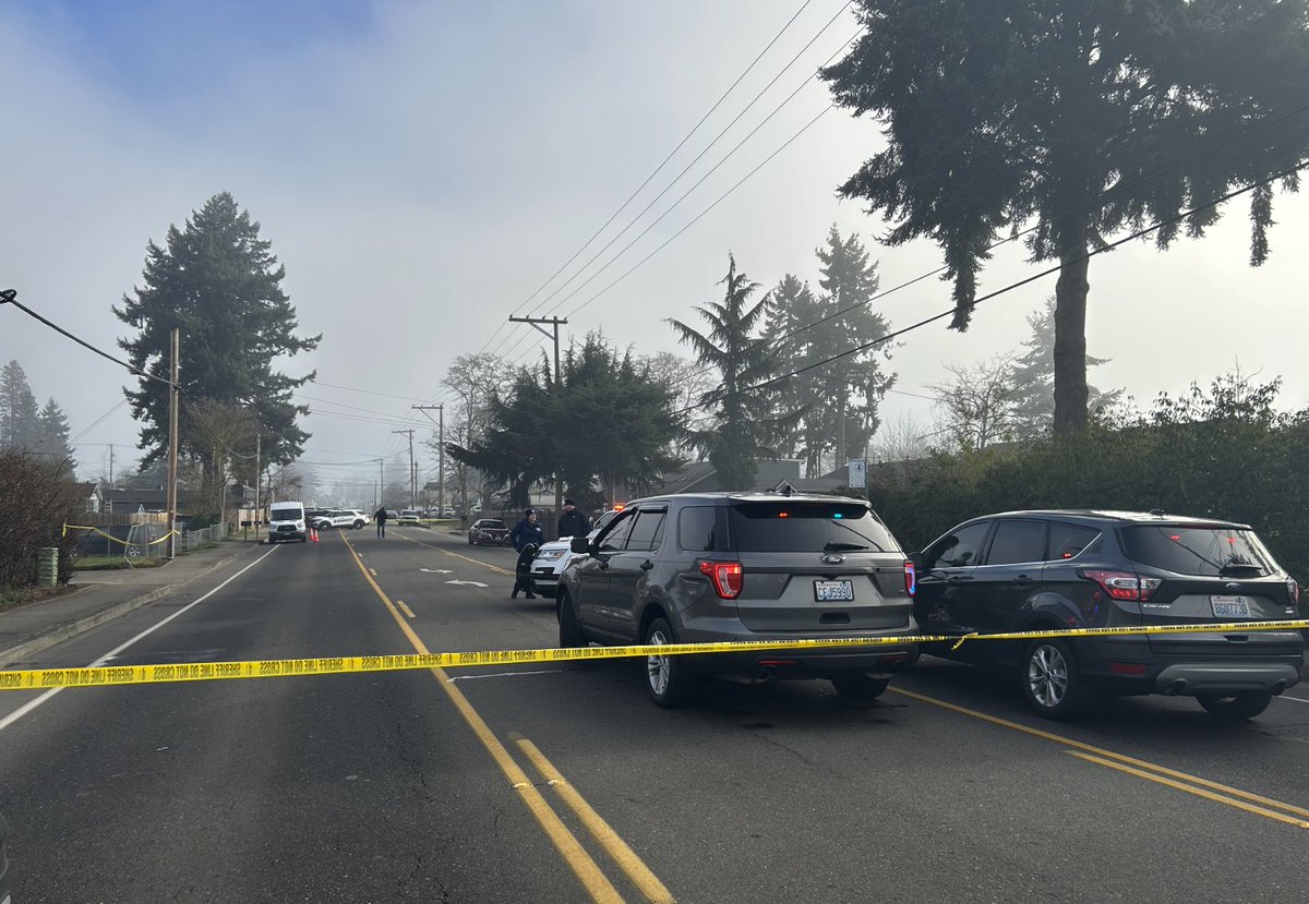 JeremyHarrisTV's tweet image. Deputies shot a stabbing suspect this morning in Parkland. 

6:45 a.m. -  victim reports a man asked him his religion and then stabbed him and his dog after he responded he was Christian. 

8:45 a.m. - Pierce County deputies encountered suspect and shot him. 

@komonews