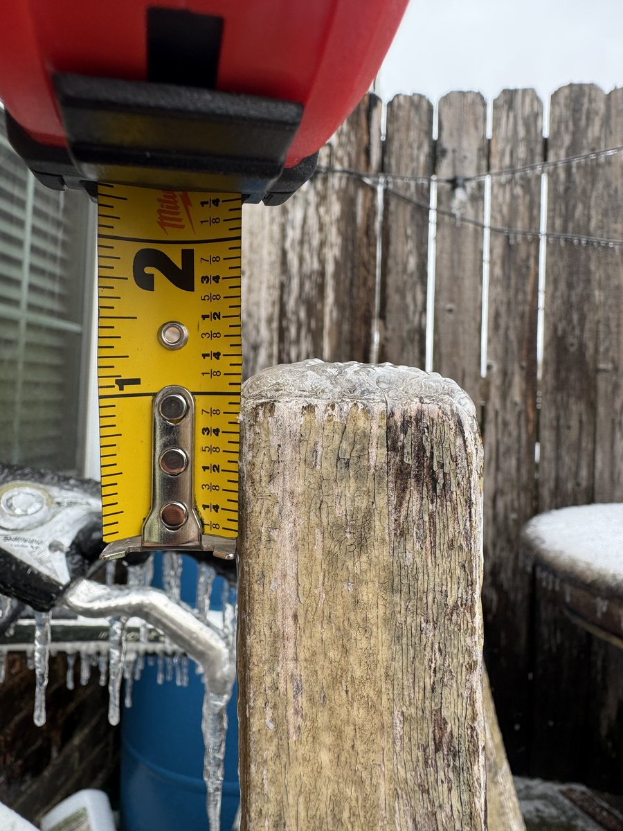 juvenalb17's tweet photo. Ice accumulation here in College Station, TX at about 1/4 inch 
@NWSHouston @abc13weather @KHOU 
#txwx https://t.co/bksWH7JGeS