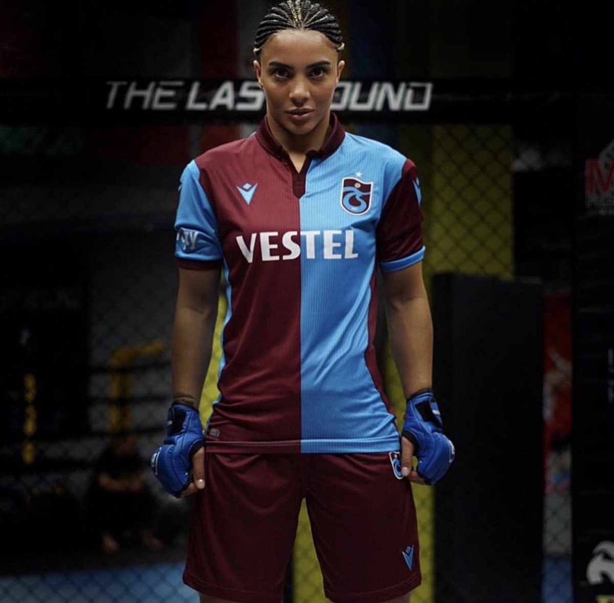 HaberTScom's tweet photo. Trabzon Şalpazarı’nın gururu Sabriye Şengül, Vendetta Fight Night organizasyonunda Macar rakibini nakavt ederek altın madalyanın sahibi oldu. Milli sporcu, performansıyla Türkiye’yi uluslararası arenada temsil etti.

Dünya Kick Boks Şampiyonu ve Trabzon Şalpazarı doğumlu milli sporcu Sabriye Şengül, Ankara’da düzenlenen Vendetta Fight Night gecesinde Macar rakibi Juhasz Beata’yı ikinci rauntta nakavt ederek altın madalya kazandı. Devlet Bahçeli Eğitim ve Spor Merkezi’nde gerçekleştirilen organizasyonda Dünyanın en prestijli ve en sert dövüş organizasyonları arasında gösterilen Vendetta Fight Night gecesinde kafese çıkan Sabriye Şengül, üstün tekniği, disiplini ve mücadele gücüyle dikkat çekti.