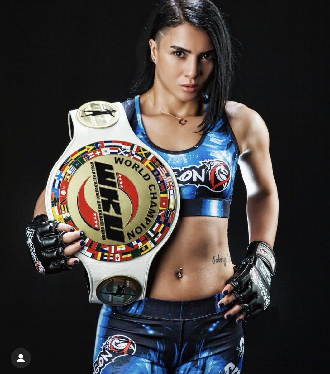 HaberTScom's tweet photo. Trabzon Şalpazarı’nın gururu Sabriye Şengül, Vendetta Fight Night organizasyonunda Macar rakibini nakavt ederek altın madalyanın sahibi oldu. Milli sporcu, performansıyla Türkiye’yi uluslararası arenada temsil etti.

Dünya Kick Boks Şampiyonu ve Trabzon Şalpazarı doğumlu milli sporcu Sabriye Şengül, Ankara’da düzenlenen Vendetta Fight Night gecesinde Macar rakibi Juhasz Beata’yı ikinci rauntta nakavt ederek altın madalya kazandı. Devlet Bahçeli Eğitim ve Spor Merkezi’nde gerçekleştirilen organizasyonda Dünyanın en prestijli ve en sert dövüş organizasyonları arasında gösterilen Vendetta Fight Night gecesinde kafese çıkan Sabriye Şengül, üstün tekniği, disiplini ve mücadele gücüyle dikkat çekti.