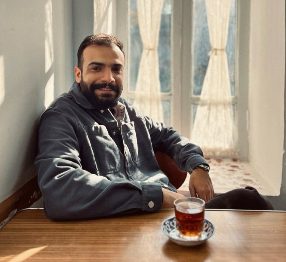 رفیقم ، محمد ، پرستار بود و زندگی میبخشید
بی صدا قهرمان بود
امروز بعد از مرگ‌مغزی بدنش رو اهدا کردن و جونش توی کالبد بقیه ادامه داره
حتی مرگ هم نتونست اونو از نجات آدما باز داره

#محمد_یعقوبی 🕊🖤