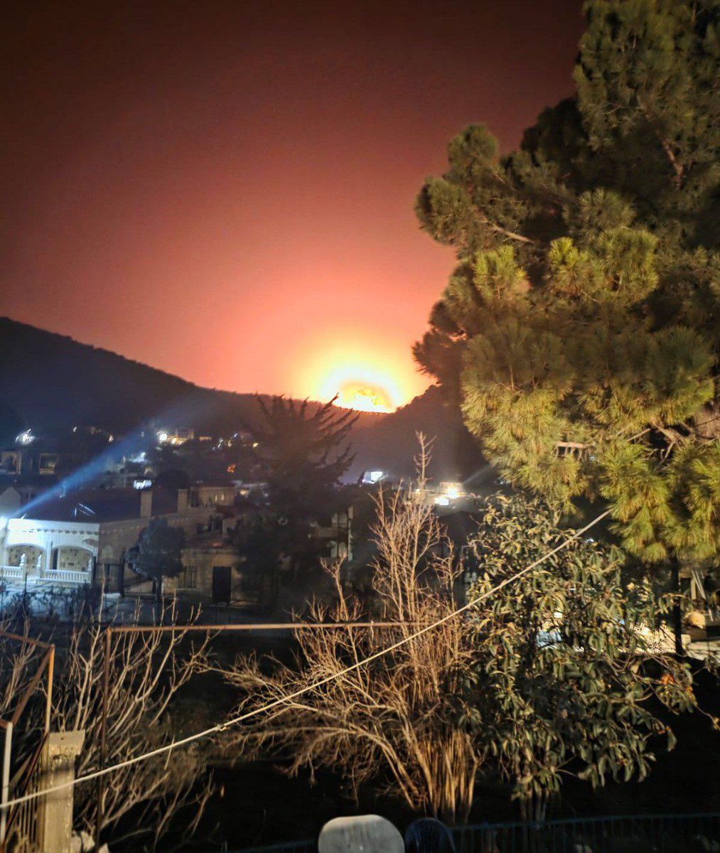 QudsNen's tweet image. Breaking |At least 12 Israeli airstrikes hit multiple areas across southern Lebanon.