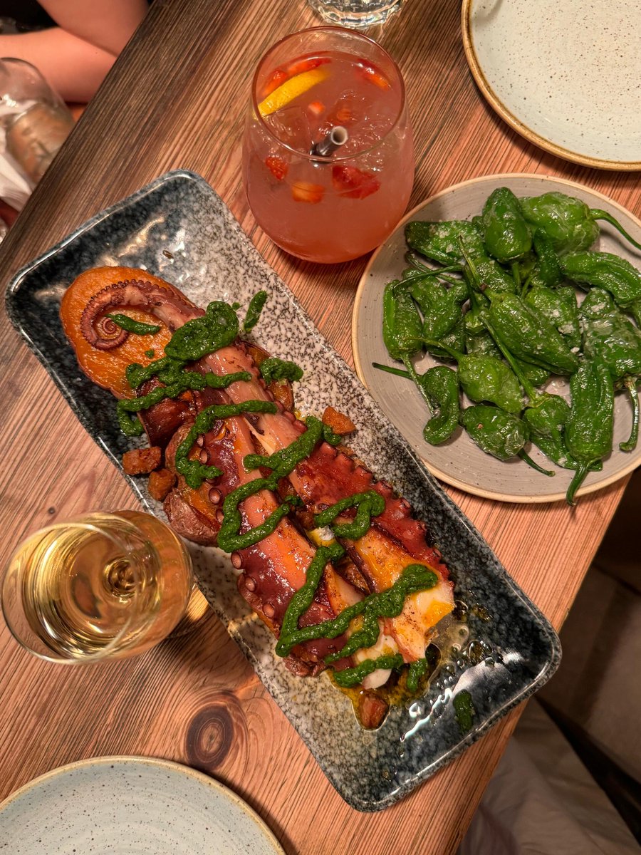 Violet___waves's tweet image. The best nights are spent with friends and delicious food! 🌙🍷