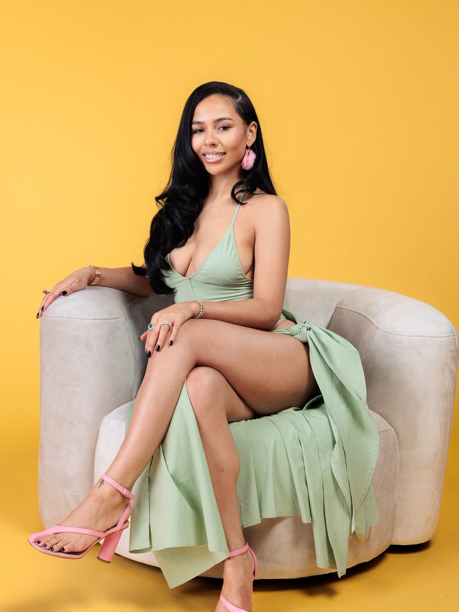 chartsmariahs's tweet image. pretty girls love mariah the scientist.