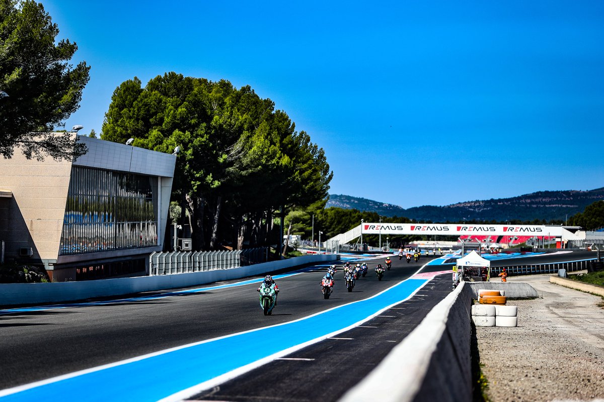 AlessioPiana130's tweet photo. #BoldOr #FIMEWC
Al Bol d'Or 2026 tutte le moto in gara sul rettifilo del Mistral dovranno rispettare... velocità codice! Decisione clamorosa (e non è uno scherzo): in attesa della ratifica regolamentare, da quest'anno sull'infinito rettilineo da 1.800 metri del Mistral non si dovrà superare una determinata velocità massima decisa a tavolino alla vigilia. Questo per ragioni di sicurezza, ma anche per salvaguardare ove possibile l'affidabilità dei motori.
Dal 2019 a questa parte si è discusso a più riprese di limitare le top speed delle moto del Mondiale Endurance motociclistico sul Mistral. Scongiurata in tre distinte occasioni la proposta di introdurre la chicane (un po' come accadeva nei recenti Gran Premi di Formula 1 svoltisi al Paul Ricard), si è convenuti su spinta di alcune squadre della top class EWC di prevedere una "velocità limite" ancora da definire, così da non raggiungere le punte di 340-350 km/h viste in questi anni.
I dettagli verranno svelati in seguito, ma in base a quanto ci è dato sapere questa top speed limite verrà monitorata attraverso GPS con il transponder fornito dal sistema di cronometraggio ufficiale. Quel che è certo, con questa impopolare decisione (per quanto con finalità legittime), svanisce un po' la magia e l'adrenalina del Mistral e della grande classica del motociclismo d'oltralpe in termini assoluti.