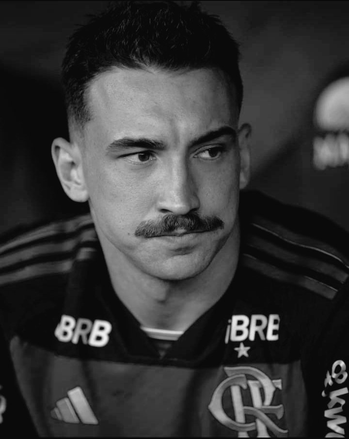 DGcorreiaPeres's tweet photo. - 🚨 O Flamengo pagou cerca de €9 milhões de euros nesse bagre com grife europeu, Emerson Royal.

Léo Ortiz hoje foi a pior partida dele no Flamengo, errou tudo. https://t.co/Y52r5snwJG