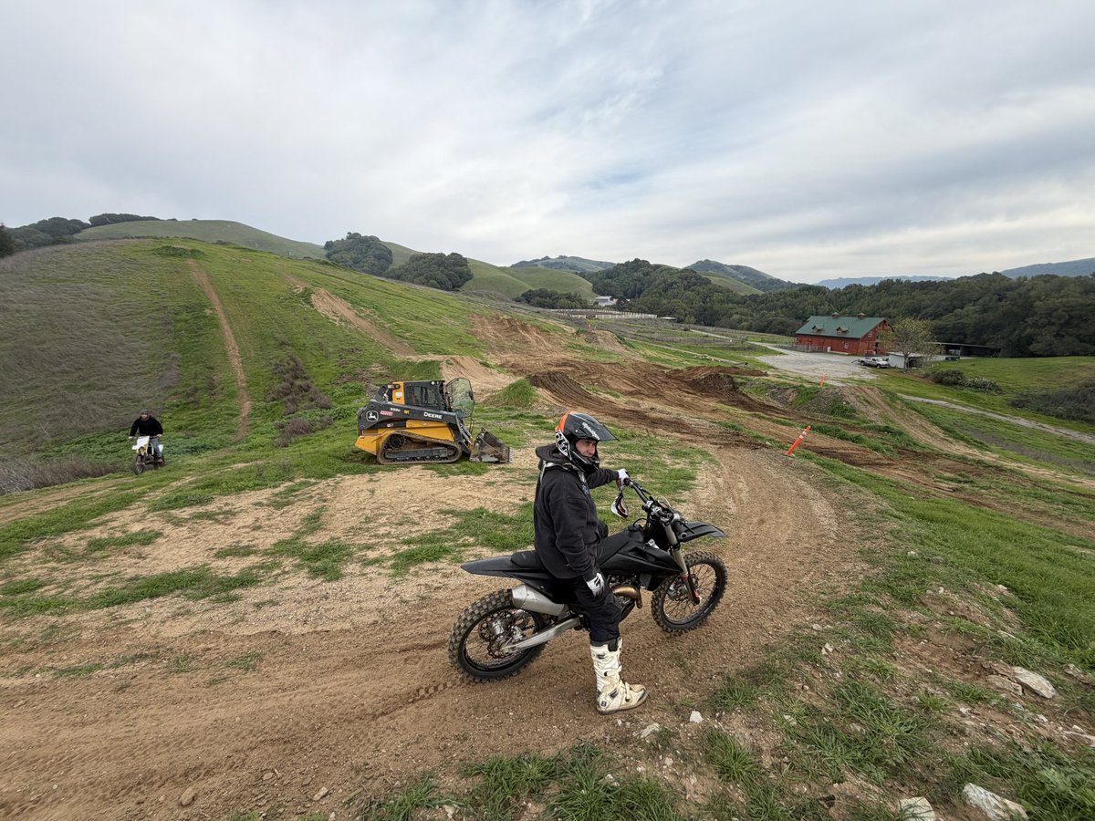 JasonDischer's tweet image. Another day of making progress. Everything is in place, now it’s just a matter of detailing with the Deere. Dozer still has quite a bit of work to do tbf, but it’s rideable. 🤘🏻