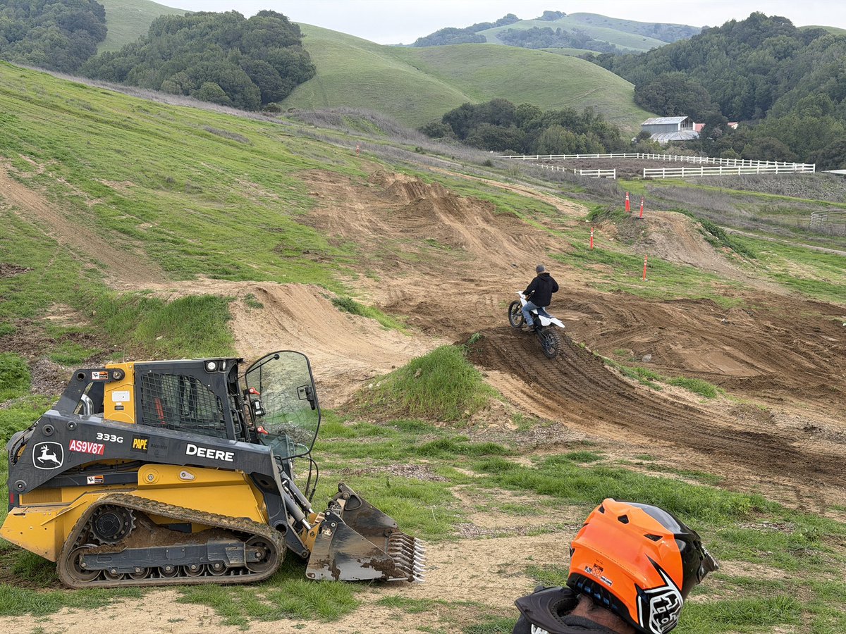 JasonDischer's tweet image. Another day of making progress. Everything is in place, now it’s just a matter of detailing with the Deere. Dozer still has quite a bit of work to do tbf, but it’s rideable. 🤘🏻