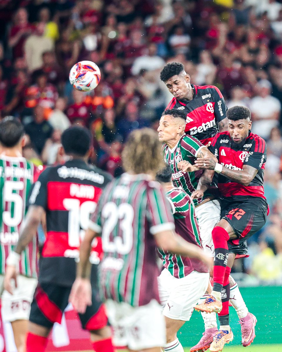 Flamengo's tweet image. Fim de jogo no Maracanã. Flamengo 1x2 Fluminense.

#FimDeJogo