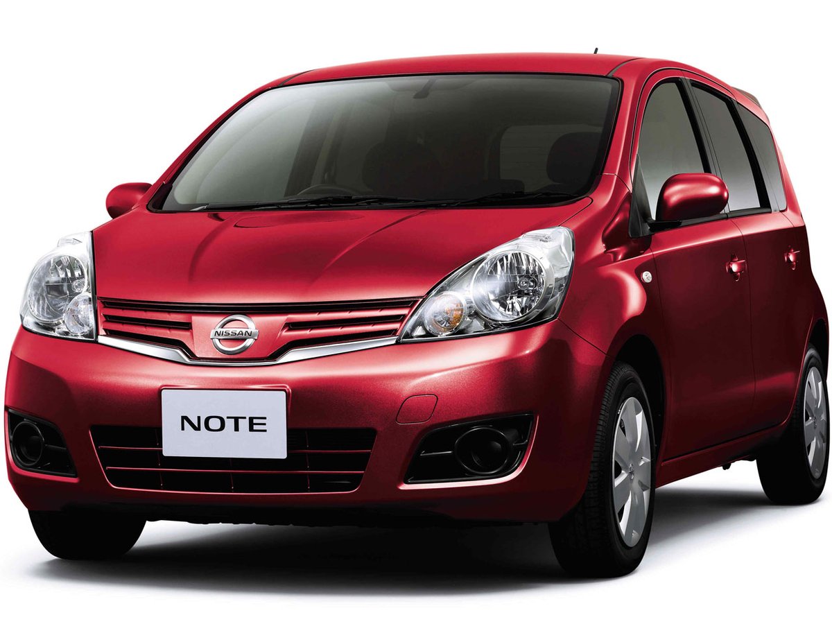 赤の日産初代ノート(E11系)の乗ってる方！
工大駐車場でライトついてますよ！