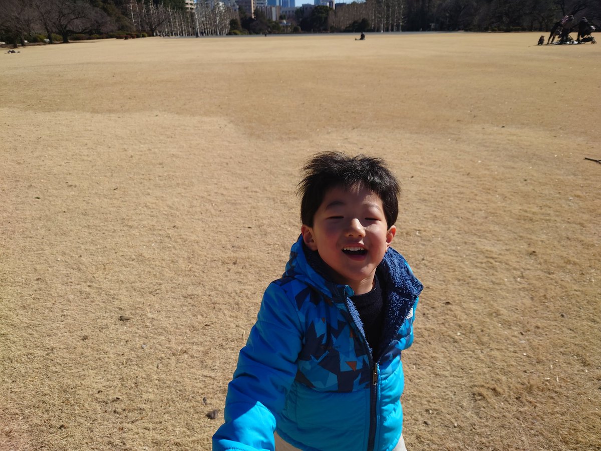 土曜夜はワグの元教え子と飲み。もう17年の付き合いになるんだね〜注いでくれる手つきはさすがに慣れたもの(笑)昨日は妻がギックリで子守りが出来なくなったのでムスコ連れて御苑に。日曜なのに空いてる。あ、寒かったからかも。子供は風の子。元気な子。