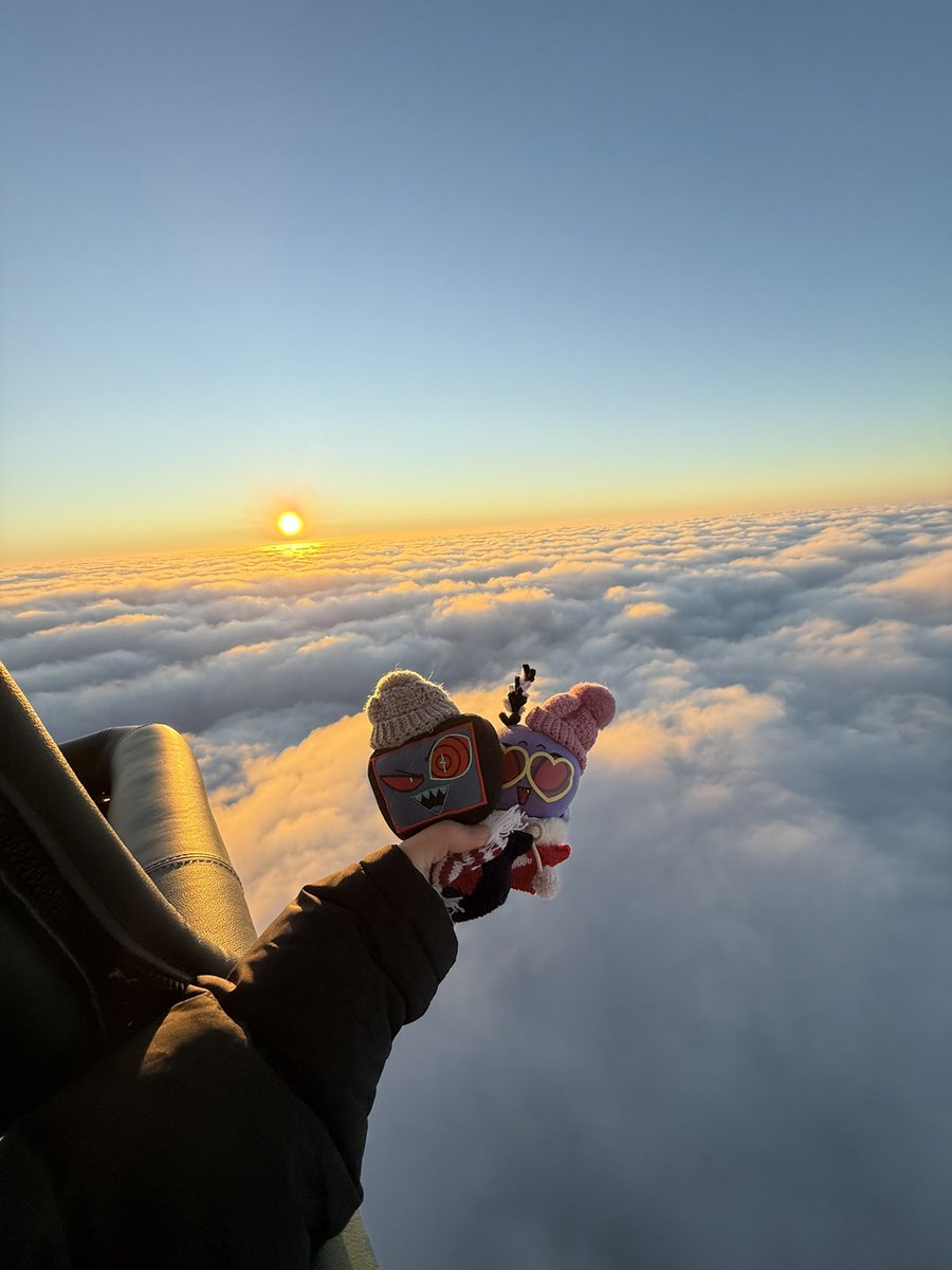 otzVVV's tweet image. おはよ、気球に乗ったよ。天国にいったぼくばる