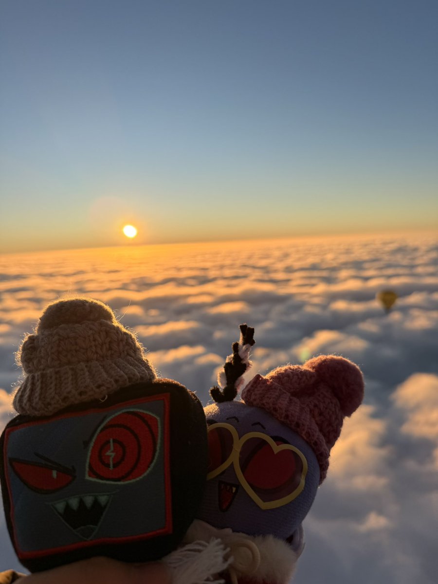 otzVVV's tweet image. おはよ、気球に乗ったよ。天国にいったぼくばる