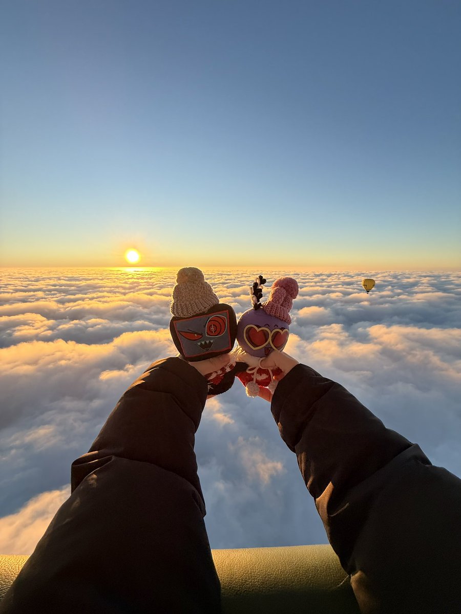 otzVVV's tweet image. おはよ、気球に乗ったよ。天国にいったぼくばる