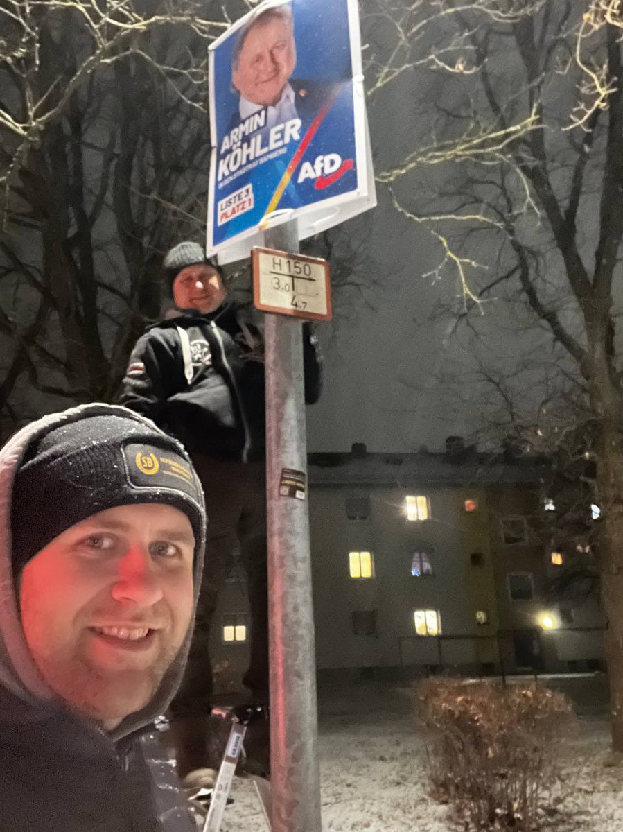 Wer plakatiert so spät bei Schnee und Wind? ❄️💨
Es ist der Hufschmied mit seinem Kind. 🐎🔨😂