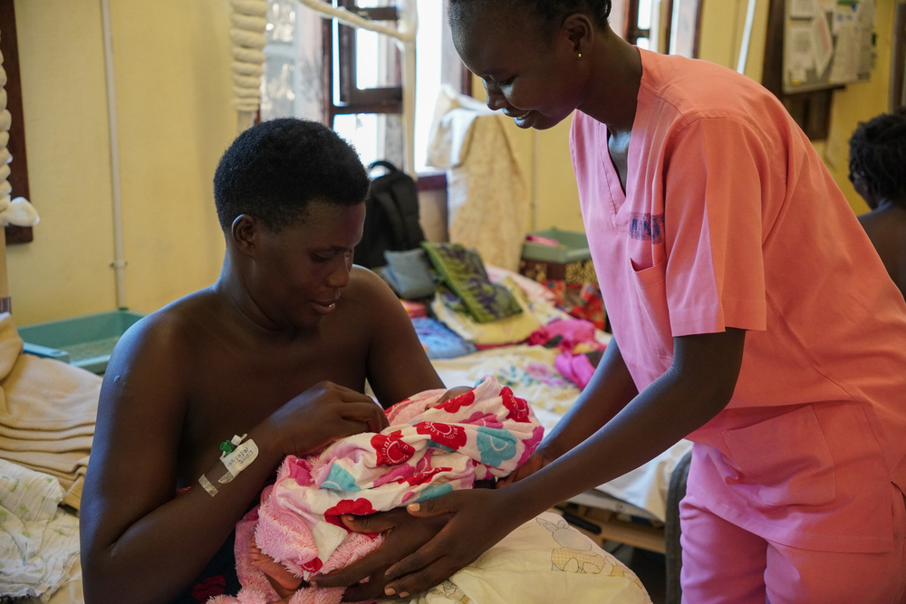 MSF_Espana's tweet photo. 🟥 Las políticas estadounidenses reconfiguran la salud mundial y la ayuda humanitaria

MSF, testigos del coste humano cuando se cumple 1 año de unas órdenes ejecutivas que han trastocado los programas sanitarios y humanitarios y dañado la cooperación y la solidaridad mundiales
🧵 https://t.co/zXcllGnAPA