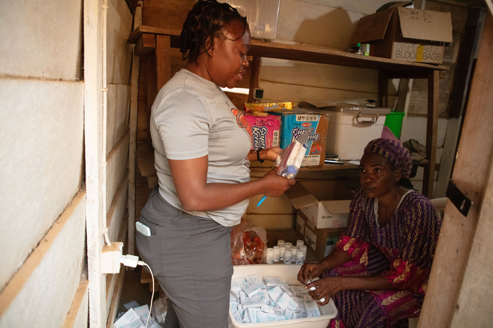MSF_Espana's tweet photo. 🟥 Las políticas estadounidenses reconfiguran la salud mundial y la ayuda humanitaria

MSF, testigos del coste humano cuando se cumple 1 año de unas órdenes ejecutivas que han trastocado los programas sanitarios y humanitarios y dañado la cooperación y la solidaridad mundiales
🧵 https://t.co/zXcllGnAPA