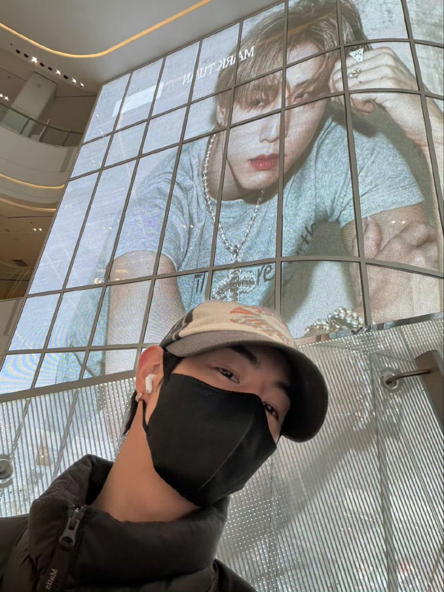 เอ็นดูเจ้าตัวถ่ายภาพกับป้ายตัวเขาเอง.. น่ารักจริงๆๆ

#MarkTuanTheShapeOfYou_Beijing
#MarkTuan