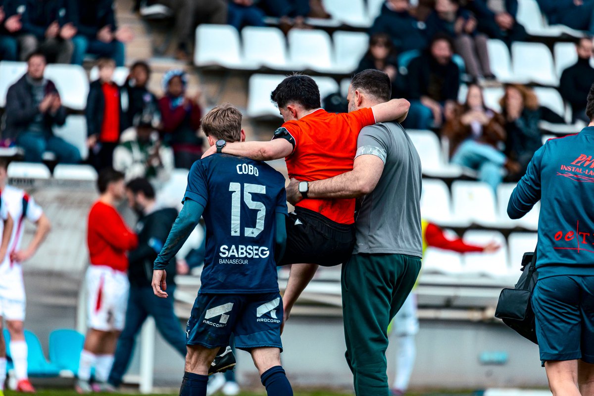 MrAsubio's tweet photo. 💪 Ánimo y fuerzas a Ignacio Bordons Romero, árbitro lesionado hoy en el #AtLleida #Porreres.
🤞🏻Que no sea nada y se quede en un susto. https://t.co/JRXLlwwbpR