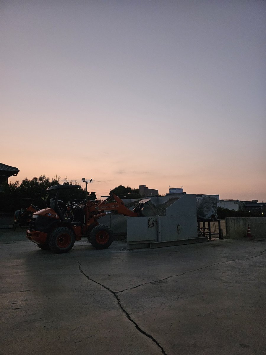昨日は朝から☃️。

今日は少しまし。

でも山⛰️道走る方は
エンカリもまかれてたり
色んな温度の加減で
前がみにくくなったりあると
思われますので
お気をつけて～