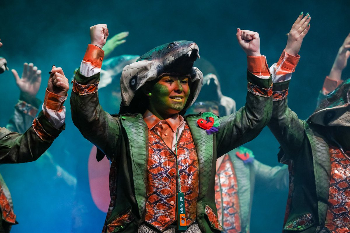 🎭 La comparsa ‘El basilisco’ <a href="/ComparsaDel3x4/">🎭La Comparsa del 3X4 🎭</a> se despide de las tablas de la ESAD con el popurrí:

“Si te gusta lo que opino
estate atento que en la calle yo allí sigo.
Veneno, que me recorre las escamas
y por las grietas que tú me has hecho”

📲 youtube.com/watch?v=Ff2IFa…

#COACMLG