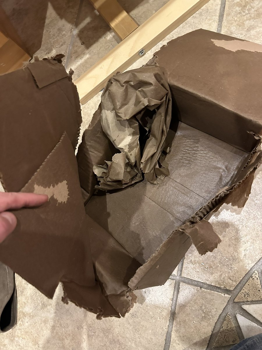 fitosoft's tweet photo. @austrianpost Bringt bitte Eure Auftragnehmer schnell unter Kontrolle. Ohne jegliche Abstellgenehmigung werden Pakete zur Zeitersparnis über den Zaun "geworfen". Wenn man dann am Wochenende unterwegs ist und es schneit... 🙈🙈🙈🙈 Danke!! https://t.co/lu1VWXiATR