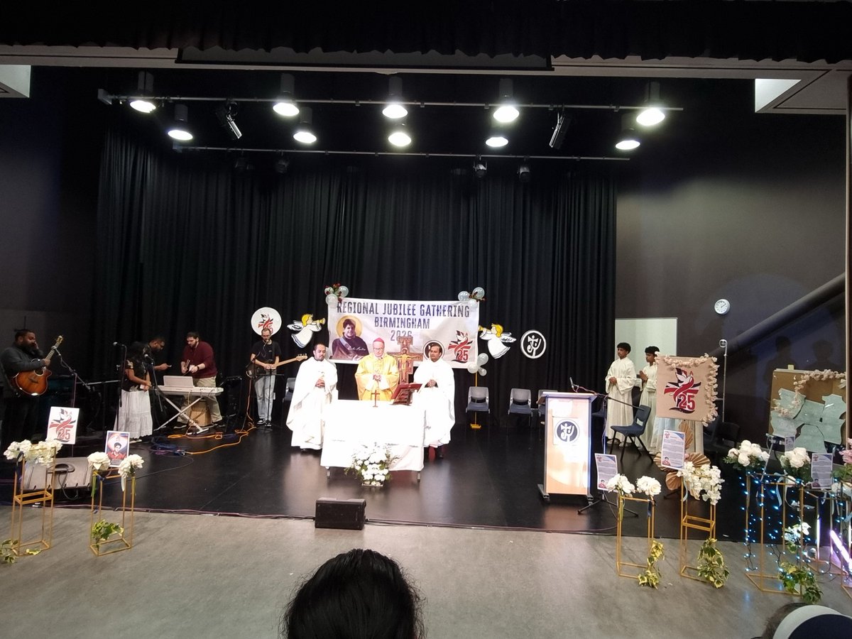 BishopPMcKinney's tweet photo. Celebrated a Mass today to launch the Silver Jubilee of Jesus Youth in the UK. It was a most prayerful &amp; joyous occasion which included the blessing of their Jubilee Cross which will make its missionary journey to all the Jesus Youth Centres. May the Lord bless their Year! https://t.co/aBAZuETc7Q