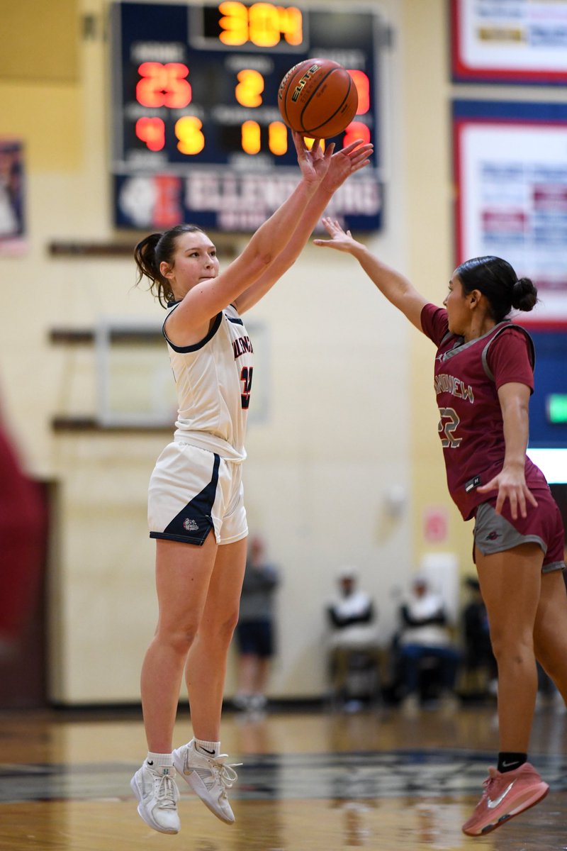 ValleySportsPix's tweet photo. Bulldogs vs Greyhounds  #OneHeartbeat #Unleashed #WeAreEHS #ThisIsTheCWAC #CWACGBasketball202526 https://t.co/EwbZJzsOiz