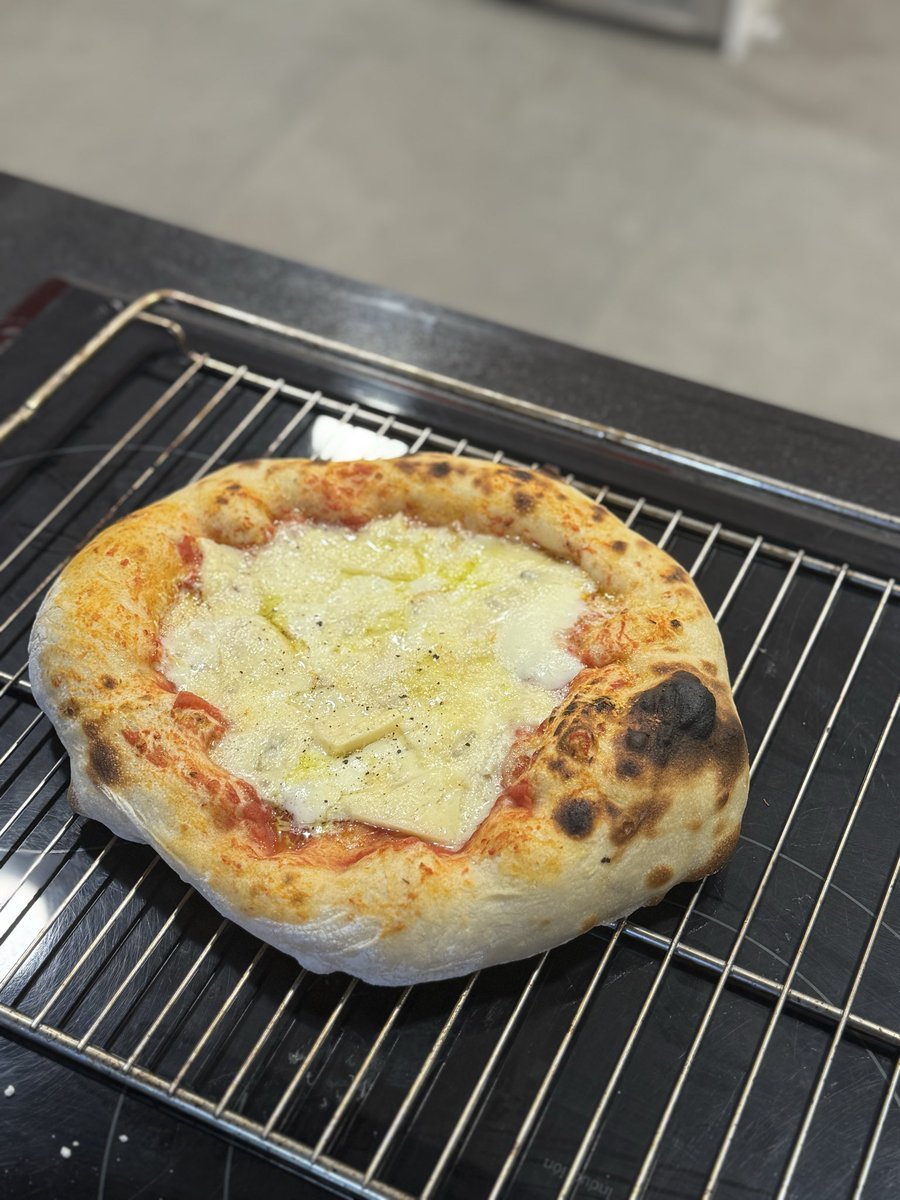 BeatrizGalMil's tweet photo. Pizza casera y vino siempre es buen plan https://t.co/KGeWXbESKp