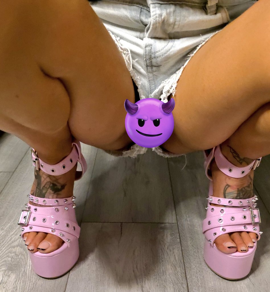 Footgoddess2084's tweet photo. #mistress #footfetish #fetish #heelfetish #shoefetish #goddess #worshipme #findom #cashcow #paypig #worship #pedicure #killerheels #toefetish #feet  Who's emptying their wallet for mistress tonight ???? No timewasters! https://t.co/abqvjwnm9U