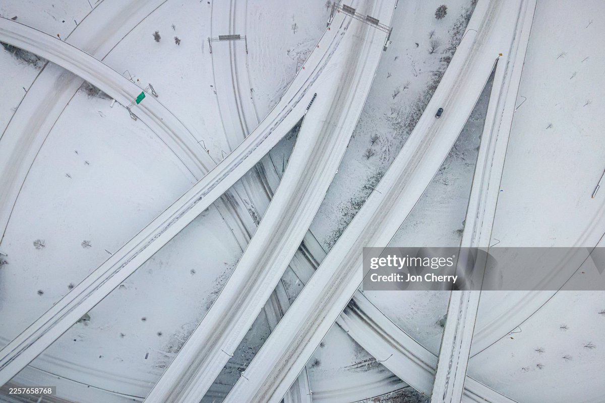 GettyImagesNews's tweet photo. Scenes from the massive snow storm sweeping the U.S.
A family sleds in Washington, DC. 📸: @Al_Drago
An ice-covered statue in Nashville, Tennessee.📸: Brett Carlsen
A lone car drives the highway in Louisville, Kentucky. 📸: @jonpcherry
A vendor waits for customers in NYC.📸: @AndresKudacki