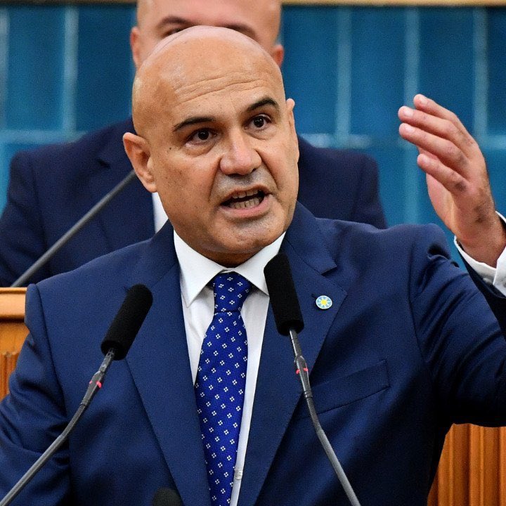 İYİ Partili Turhan Çömez:

“Kız çocuklarını, saçlarını örüp okullarına göndermesi gerekenler, onları dağa gönderip kendi saçlarını örüyorlar.

Sonra da kadın hakları, özgürlük hareketi diye, sırça saraylarından nutuk atıyorlar.”